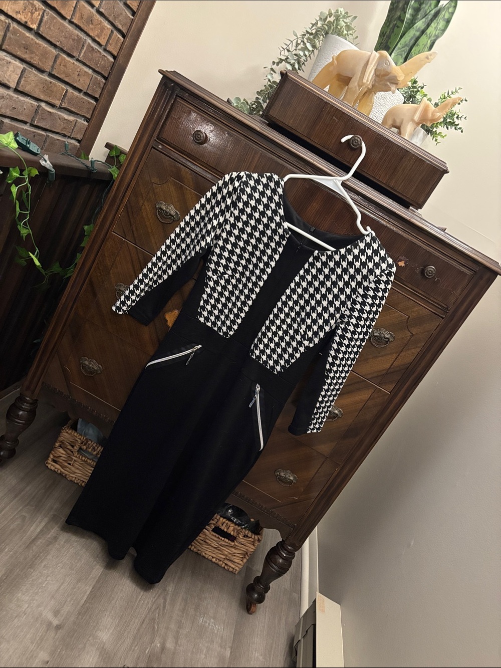 Miusol Black and White Houndstooth Long Sleeve Midi Dress